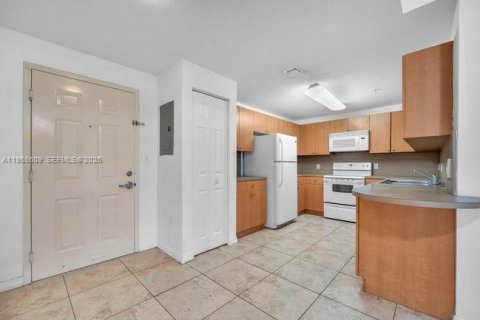 Condo in Miami, Florida, 2 bedrooms  № 1979264 - photo 16