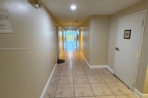 Condominio en alquiler en Miami, Florida, 2 dormitorios, 4977.8 m2 № 1979264 - foto 2