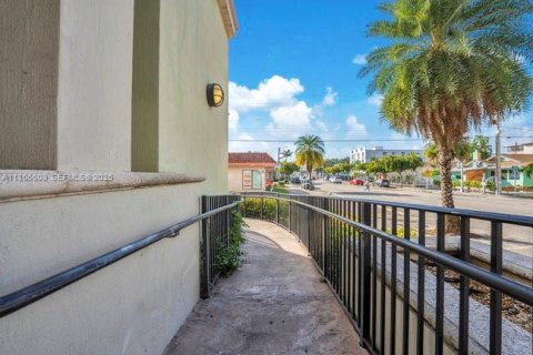 Condo in Miami, Florida, 2 bedrooms  № 1979264 - photo 21