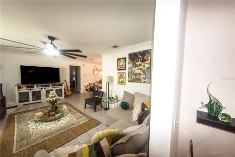 Casa en venta en Kissimmee, Florida, 3 dormitorios, 171.13 m2 № 2239273 - foto 5