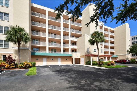 Condo in Saint Petersburg, Florida, 2 bedrooms  № 1869594 - photo 1