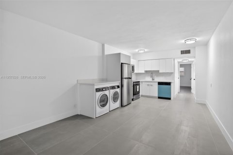 Apartment in Hollywood, Florida 1 bedroom, 60.39 sq.m. № 2011676 - photo 2