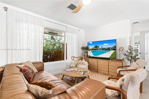 House in Oakland Park, Florida 4 bedrooms, 143.44 sq.m. № 1748965 - photo 4