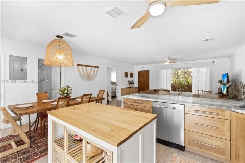 House in Oakland Park, Florida 4 bedrooms, 143.44 sq.m. № 1748965 - photo 11