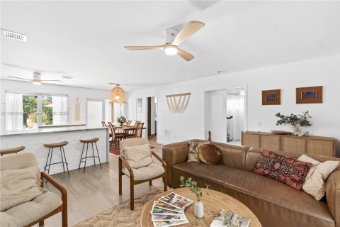 House in Oakland Park, Florida 4 bedrooms, 143.44 sq.m. № 1748965 - photo 9