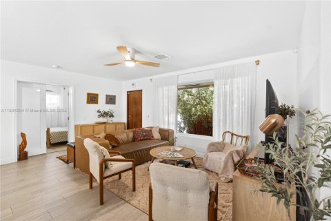 House in Oakland Park, Florida 4 bedrooms, 143.44 sq.m. № 1748965 - photo 8