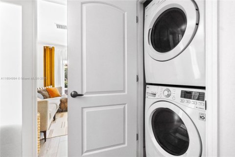 House in Oakland Park, Florida 4 bedrooms, 143.44 sq.m. № 1748965 - photo 26