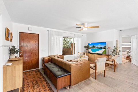 House in Oakland Park, Florida 4 bedrooms, 143.44 sq.m. № 1748965 - photo 3