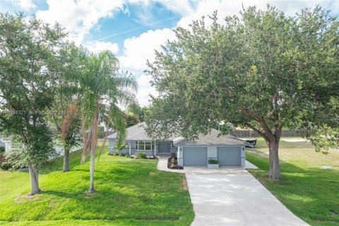 House in Port St. Lucie, Florida 3 bedrooms, 190.91 sq.m. № 2174311