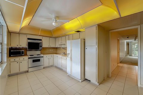 Купить кондоминиум в Помпано-Бич, Флорида 3 спальни, 150.5м2, № 2007664 - фото 10