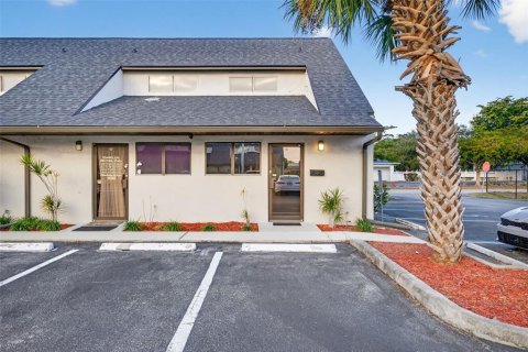 Commercial property in Fort Myers, Florida 81.75 sq.m. № 2214269