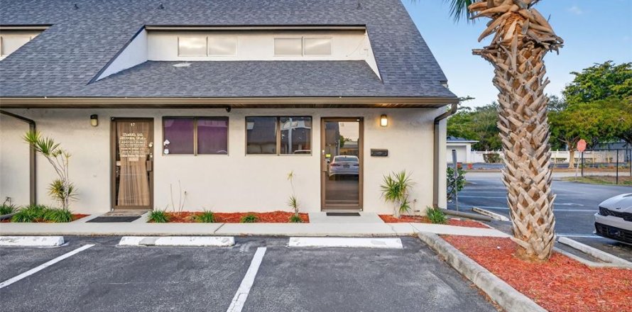 Commercial property in Fort Myers, Florida 81.75 sq.m. № 2214269