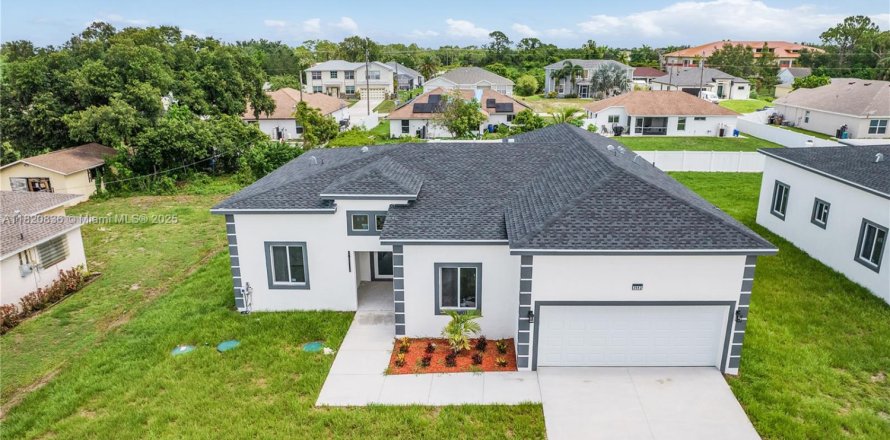 Villa ou maison à Lehigh Acres, Floride 4 chambres, 202.53 m2 № 1779313
