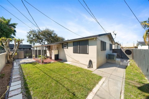 Commercial property in Hialeah, Florida 109.9 sq.m. № 2026513 - photo 16
