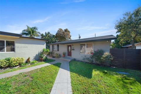 Commercial property in Hialeah, Florida 109.9 sq.m. № 2026513