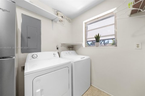 Commercial property in Hialeah, Florida 109.9 sq.m. № 2026513 - photo 11