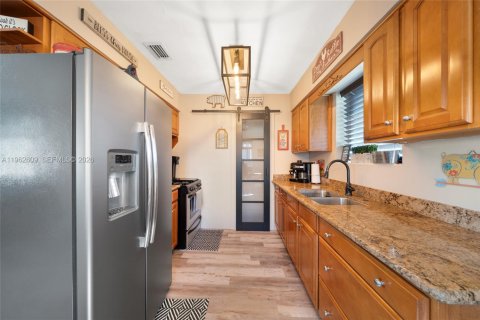 Commercial property in Hialeah, Florida 109.9 sq.m. № 2026513 - photo 28