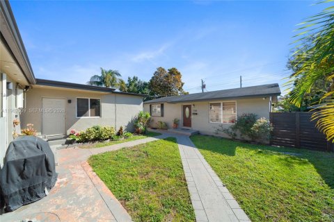 Commercial property in Hialeah, Florida 109.9 sq.m. № 2026513 - photo 3