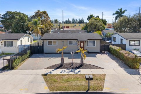 Commercial property in Hialeah, Florida 109.9 sq.m. № 2026513 - photo 20