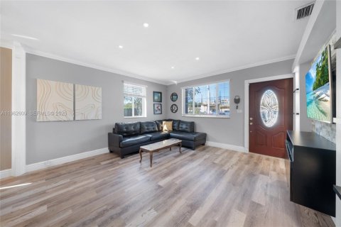 Commercial property in Hialeah, Florida 109.9 sq.m. № 2026513 - photo 26