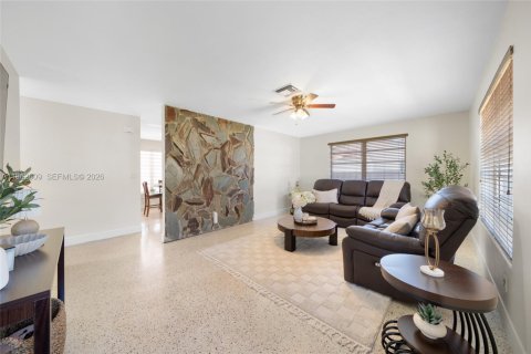 Commercial property in Hialeah, Florida 109.9 sq.m. № 2026513 - photo 6