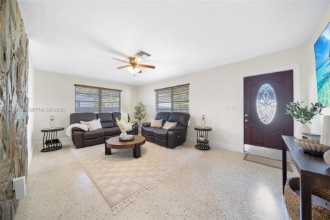 Commercial property in Hialeah, Florida 109.9 sq.m. № 2026513 - photo 4