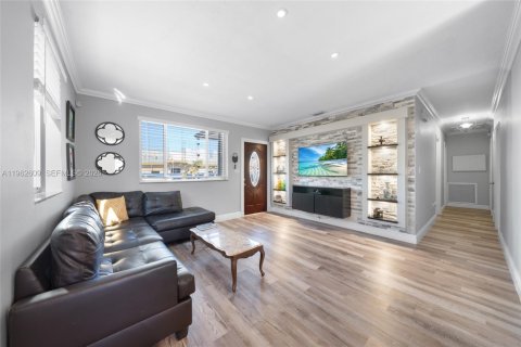 Commercial property in Hialeah, Florida 109.9 sq.m. № 2026513 - photo 24