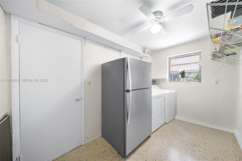 Commercial property in Hialeah, Florida 109.9 sq.m. № 2026513 - photo 10