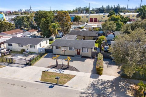 Commercial property in Hialeah, Florida 109.9 sq.m. № 2026513 - photo 21