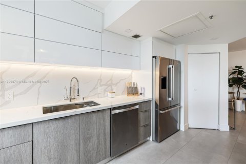 Condo in Miami, Florida, 2 bedrooms  № 2012790 - photo 14