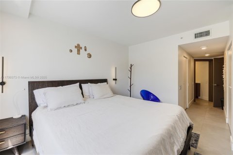 Condo in Miami, Florida, 2 bedrooms  № 2012790 - photo 17