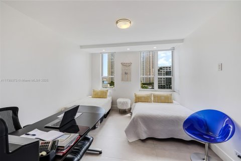 Condo in Miami, Florida, 2 bedrooms  № 2012790 - photo 21