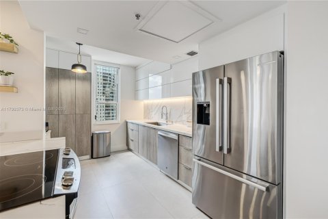 Condo in Miami, Florida, 2 bedrooms  № 2012790 - photo 13