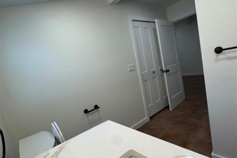 Villa ou maison à louer à Tarpon Springs, Floride: 2 chambres, 100.33 m2 № 2150594 - photo 5