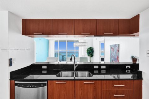 Купить кондоминиум в Майами, Флорида 2 спальни, 113.53м2, № 1957215 - фото 3