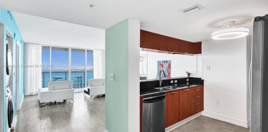 Кондоминиум с 2 спальнями в Майами, Флорида № 1957215