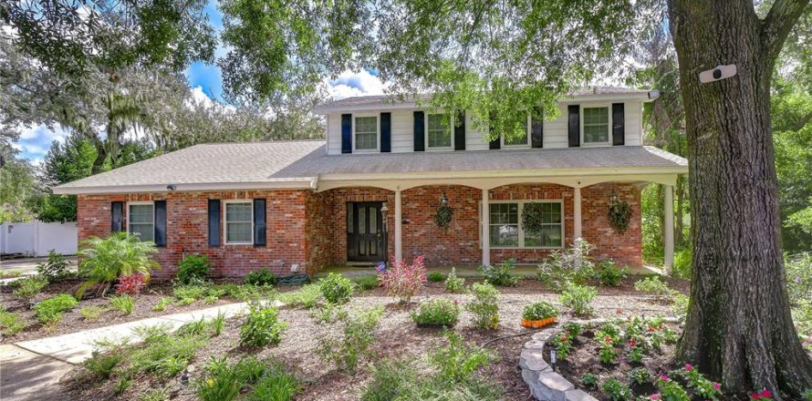 House in Brandon, Florida 3 bedrooms, 192.12 sq.m. № 2310244