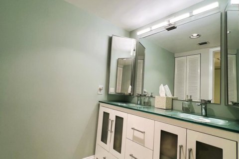 Condo in Coconut Creek, Florida, 2 bedrooms № 2250104 - photo 11