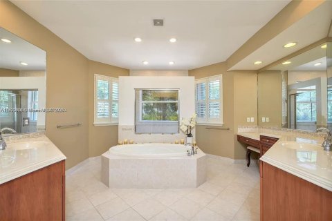 Casa en venta en Pembroke Pines, Florida, 5 dormitorios, 396.69 m2 № 2016596 - foto 24