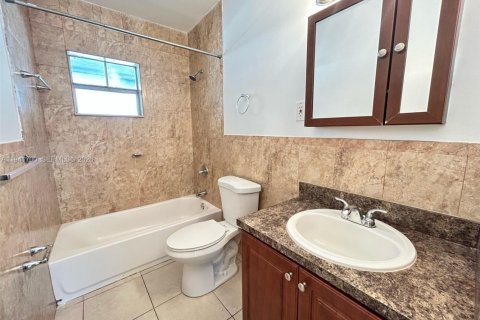 Propiedad comercial en venta en Dania Beach, Florida, 153.75 m2 № 1998936 - foto 5