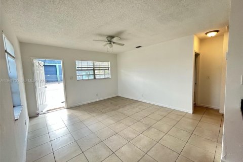 Propiedad comercial en venta en Dania Beach, Florida, 153.75 m2 № 1998936 - foto 3