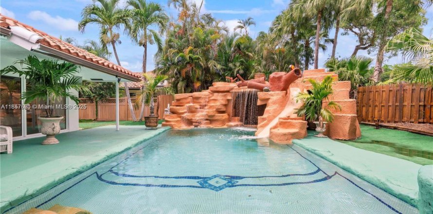 House in Boca Raton, Florida 4 bedrooms, 273.13 sq.m. № 1889606