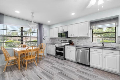 Condo in Sun City Center, Florida, 2 bedrooms  № 2267164 - photo 14