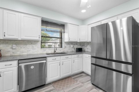 Condo in Sun City Center, Florida, 2 bedrooms  № 2267164 - photo 18