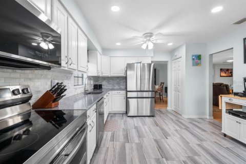 Condo in Sun City Center, Florida, 2 bedrooms  № 2267164 - photo 16