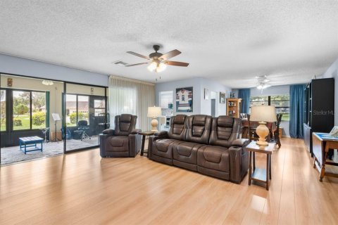 Condo in Sun City Center, Florida, 2 bedrooms  № 2267164 - photo 9