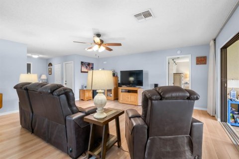 Condo in Sun City Center, Florida, 2 bedrooms  № 2267164 - photo 10