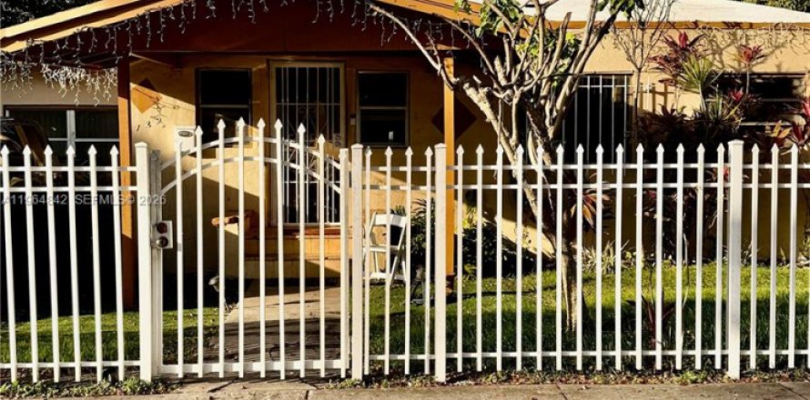 House in Miami, Florida 2 bedrooms, 123.56 sq.m. № 2081149
