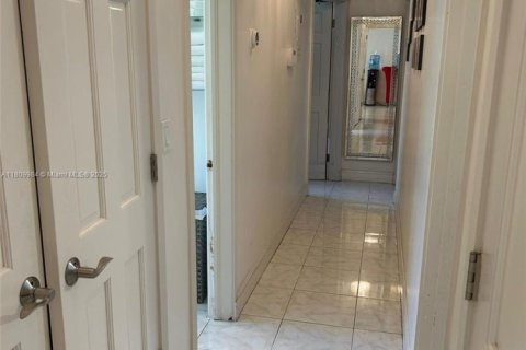 Villa ou maison à vendre à Miami, Floride: 4 chambres № 1794194 - photo 7