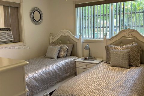 Villa ou maison à vendre à Miami, Floride: 4 chambres № 1794194 - photo 17